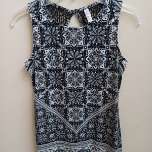 Beautiful open back Spring/Summer Dress women's Size XS, black/white print
